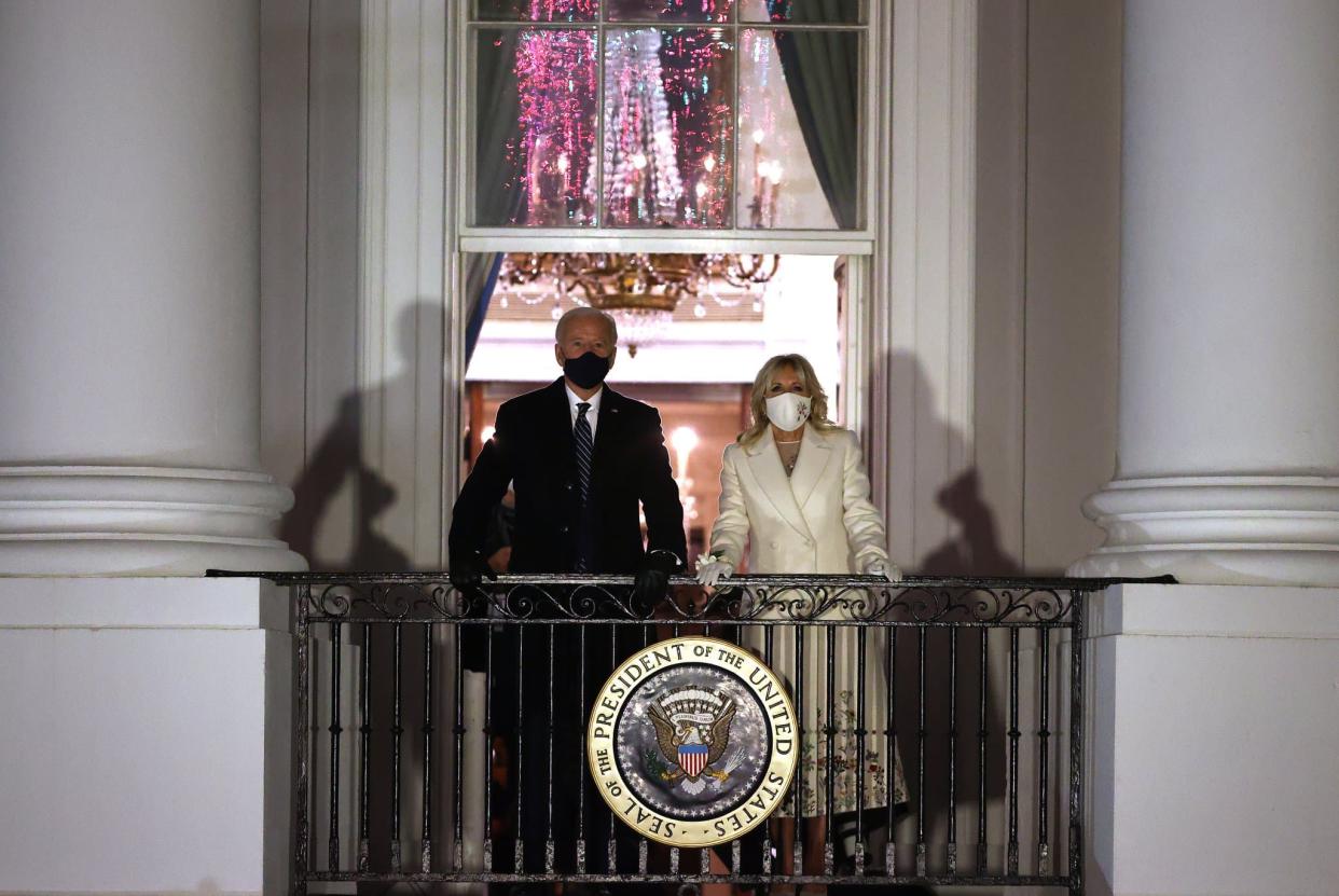 Joe et Jill Biden regardent le feu d'artifice depuis le balcon de la Maison Blanche, le 20 janvier 2021. - CHIP SOMODEVILLA / GETTY IMAGES NORTH AMERICA / Getty Images via AFP