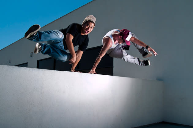 Höher, schneller, weiter: Wir erobern den Großstadt-Dschungel. Parkour heißt der urbane Trendsport, der uns richtig ins Schwitzen bringt. Wer auf dem kürzesten Weg von A nach B kommen will, dem stellt sich schnell so einiges in den Weg. Egal, ob Mauern, Treppen oder Bänke – beim Parkouring müssen diese Hindernisse mit möglichst coolen Moves überwunden werden. Ganz Mutige scheuen auch vor Häuserschluchten nicht zurück. Ein kraftraubender Sport, aber auch ein Mordsspaß. (Bild: thinkstock)