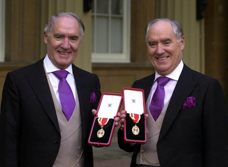 Sir Frederick Barclay, à droite, et son frère jumeau Sir David après avoir reçu leur titre de chevalier en 2000 (Michael Stephens/PA) (PA Wire)