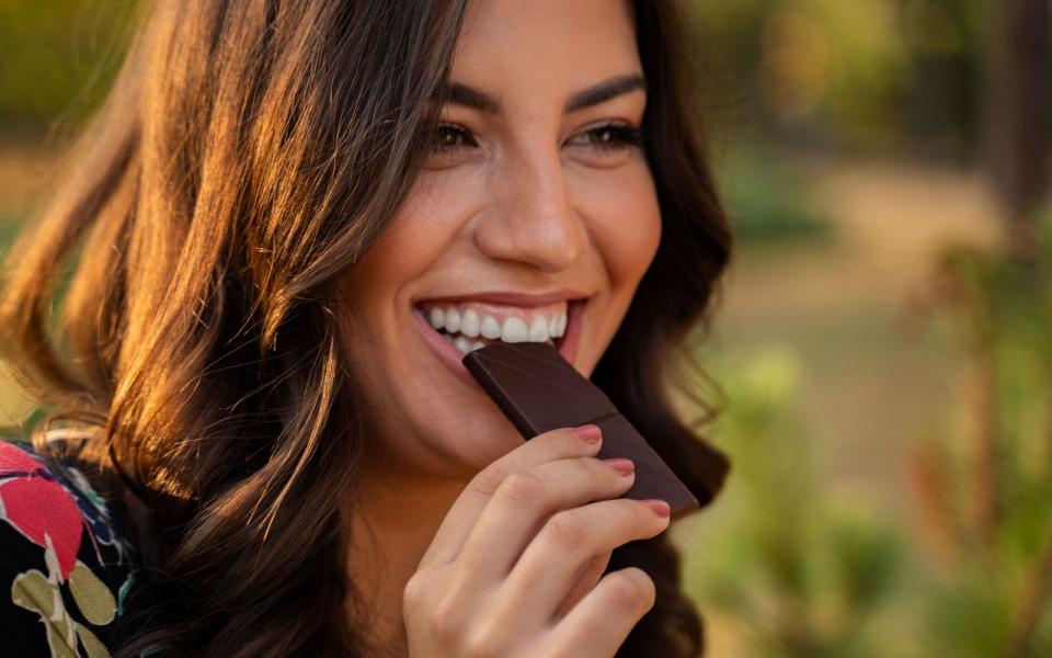 Die eben gemachten Angaben treffen nämlich ausschließlich auf dunkle Schokolade mit einem Kakaogehalt von über 70 Prozent zu. Wirklich süß schmeckt so eine Tafel also eigentlich nicht mehr. Immerhin: Dank des großen Anteils an Tryptophan, welches der Körper in Serotonin umwandelt, macht dunkle Schokolade nach ihrem Verzehr immerhin glücklich! (Bild: iStock / Phoenixns)