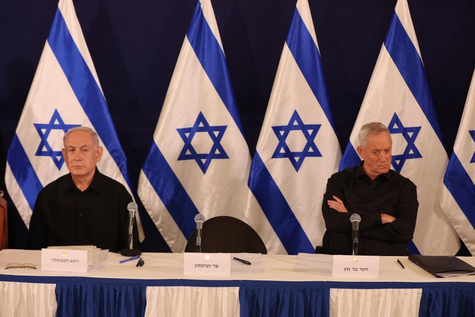 Benjamin Netanyahu y Benny Gantz. (Photo by ABIR SULTAN/POOL/AFP via Getty Images)