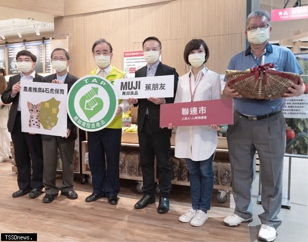 農糧署長胡忠一（左三）與台灣無印良品總經理梁益嘉（右三）為「與MUJI無印良品蕉朋友」活動揭幕。