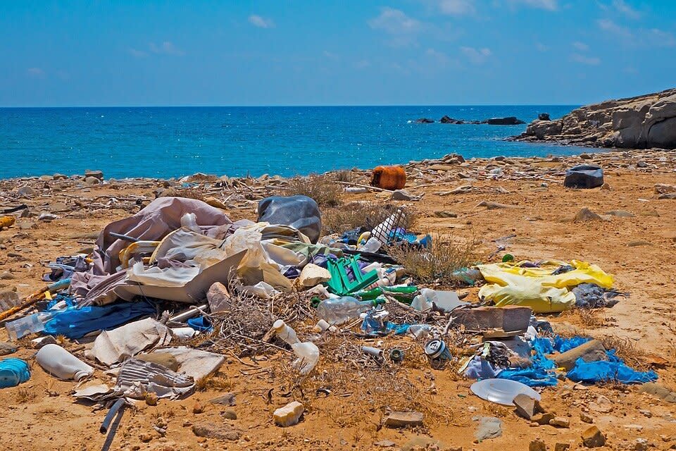 Residuos plásticos en una playa. (Imagen creative commons vista en Pixabay).