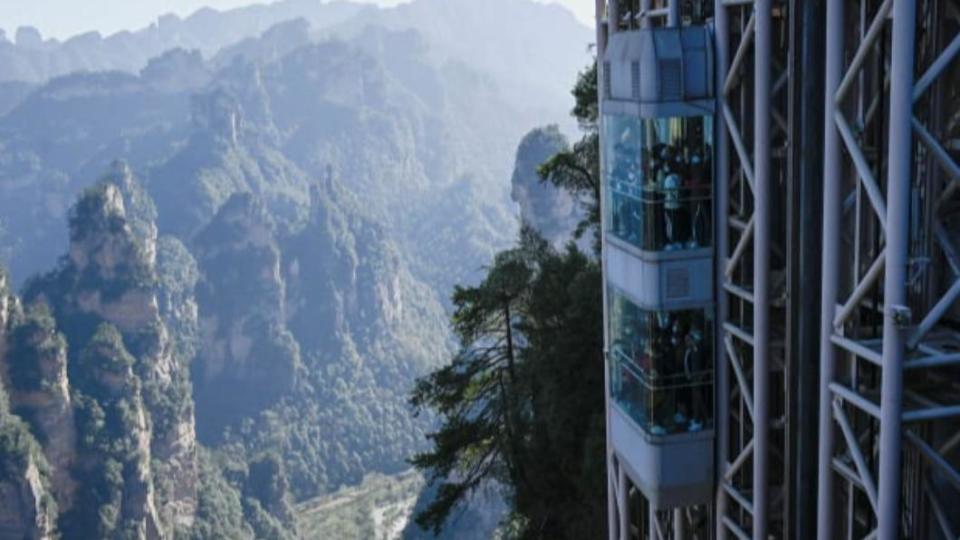 「百龍電梯」由三部全透明的電梯組成，每部可在2分鐘內載運多達 46名遊客。（圖／翻攝自CNN）