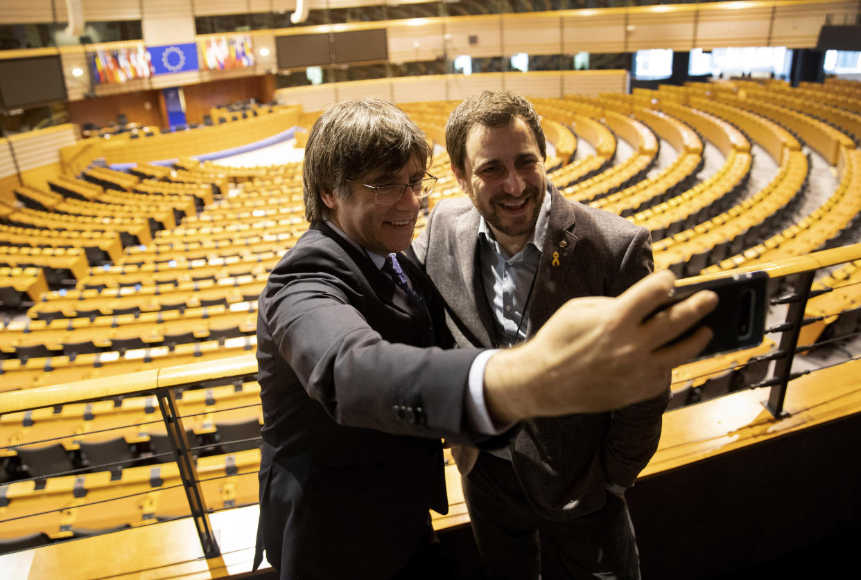 El expresidente regional catalán Carles Puigdemont, izquierda, y su exconseller de Salud, Toni Comin, en el Parlamento Europeo en Bruselas.