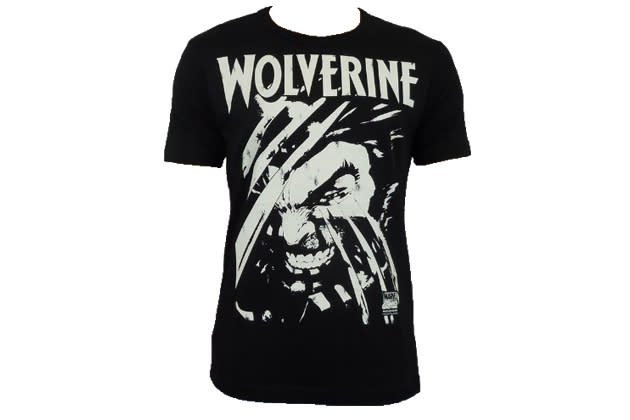 Hugh Jackman als Wolverine – einfach nur eine Augenweide! Und dieses scharfe Shirt wird in Kombi mit einer engen Jeans zum Gesprächsstoff auf jeder Party! (Shirt über amazon.de um ca. 28 Euro)