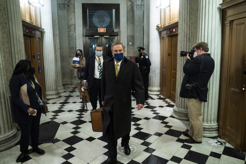 Michael van der Veen, abogado del expresidente Donald Trump, se retira al término del cuarto día del juicio político en el Senado contra el exmandatario en el Capitolio, en Washington, el viernes 12 de febrero de 2021. (Jabin Botsford//The Washington Post vía AP, foto compartida)