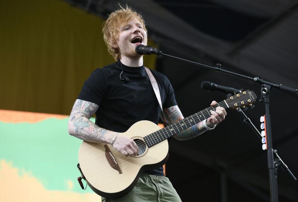 英國創作小王子 Ed Sheeran 狂喝啤酒吃披薩曾胖到95公斤，在老婆的鼓勵之下靠著跑步、游泳等運動瘦了22公斤成功找回健康！