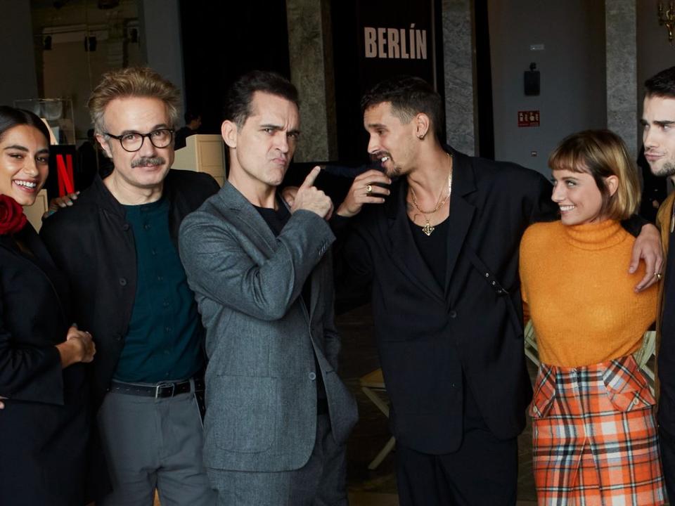 Pedro Alonso (3.v.l.) inmitten seiner neuen Crew aus dem Netflix-Spin-off "Berlin". (Bild: Netflix)