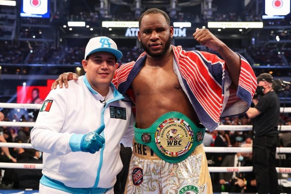 Frank Sánchez entrena en San Diego a las órdenes del entrenador Eddy Reynoso (iizq.) en el Canelo Team.