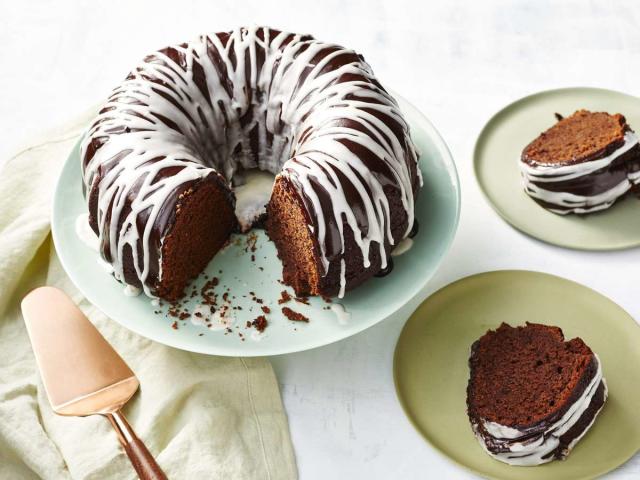 What's the Difference Between a Bundt Pan and a Tube Pan?