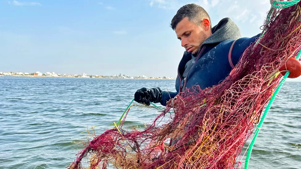 Oussama Dabbebi observa sus redes de pesca. 