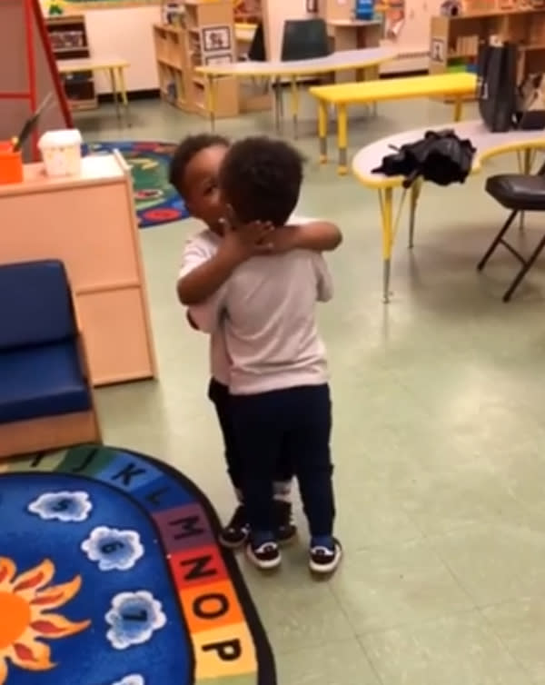 Video von küssenden Kleinkindern erntet absurde Kommentare. (Bild: Screenshot Instagram.com/eyeconicash)
