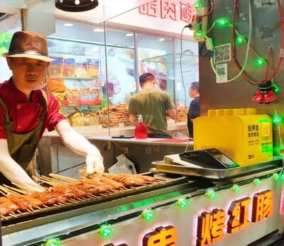 Photo taken on July 15 shows roasted red sausages in Harbin, capital of Heilongjiang Province in northeast China