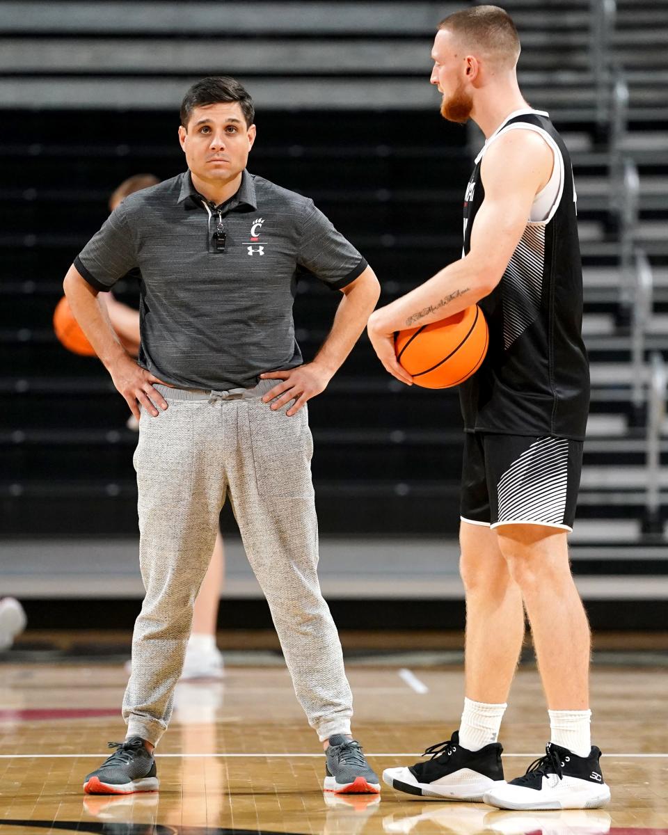 Cincinnati Bearcats head basketball coach Wes Miller talks with guard Mason Madsen during practice, Monday, Oct. 4, 2021, at Fifth Third Arena in Cincinnati. 