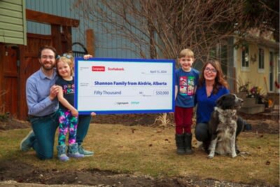 Samantha, Kevin and the youngest two of three Shannon children celebrate their win of the 2023 Live Net Zero Challenge. Photo by Craig Van Horne (CNW Group/Royal Canadian Geographical Society)