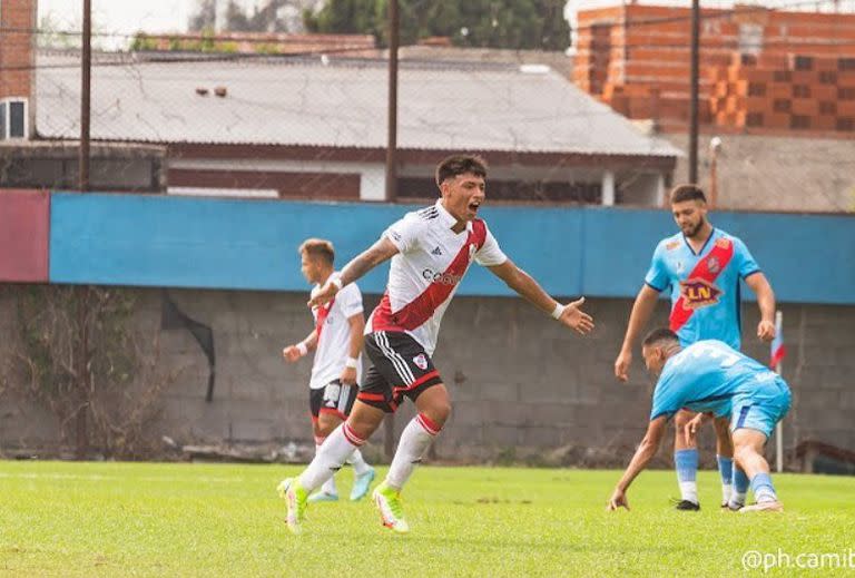 Agustín Ruberto festeja un gol con la camiseta de River ante Arsenal