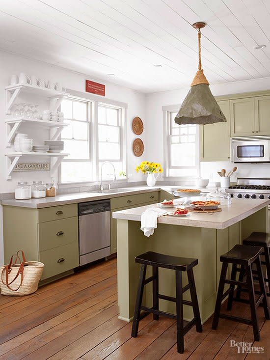 No matter where you live or the age of your house, you can re-create the bygone charisma and rural charm of a farmhouse kitchen. These eye-catching farmhouse kitchen designs will show you how.