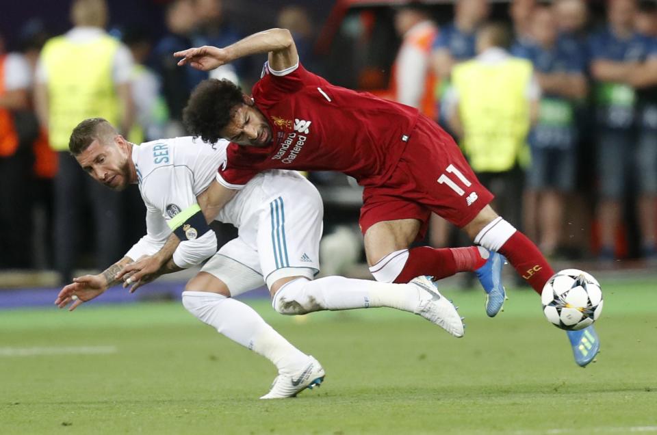 Sergio Ramos y Salah (AP Foto/Efrem Lukatsky)