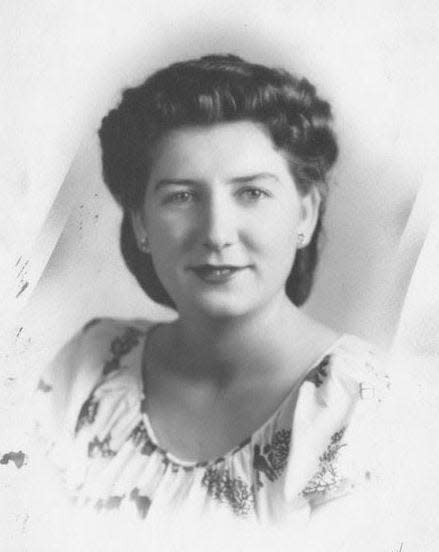 Thelma Jane Reed, born in Malvern in 1926, was the daughter of Fred and Eva (Logan) Reed and graduated from Malvern High School in 1944.