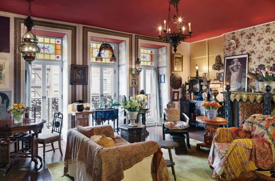 Perhaps you can guess Suzanne Lipschutz’s profession by her maximalist interiors—she’s an antiques dealer and wallpaper expert.