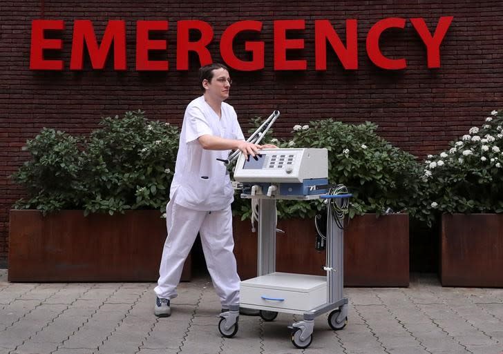 Foto del viernes de un enfermero llevando un respirador artificial en un hospital en Bruselas, Bélgica