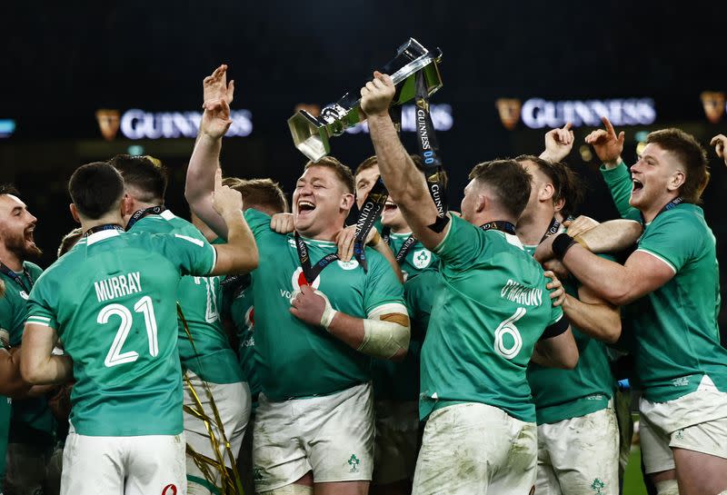 Foto del sábado de los jugadores de Irlanda celebrando en Dubñín tras ganar el Seis Naciones