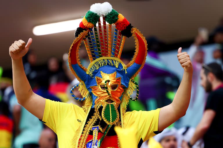 Un hincha ecuatoriano con una máscara