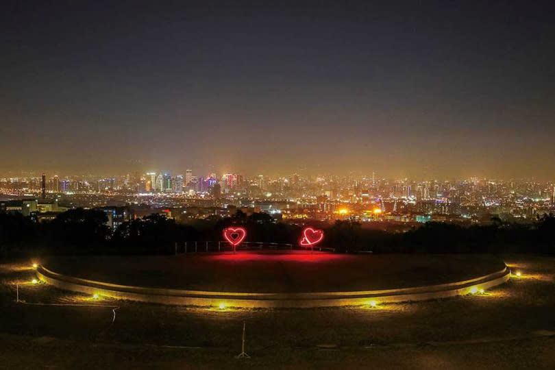 「望高寮夜景公園」的愛心造景和後方夜色，構築成美麗景象。（圖／焦正德攝）