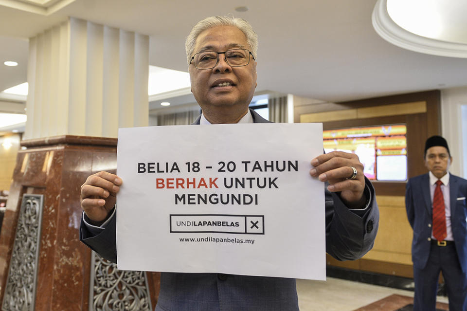 Opposition leader Datuk Seri Ismail Sabri shows his support for the Undi 18 Bill at Parliament on July 16, 2019. — Picture by Miera Zulyana