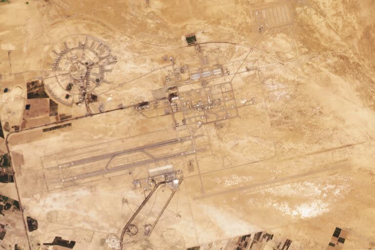 Esta imagen satelital de Planet Labs PBC muestra el aeropuerto civil y la base aérea de doble uso en Isfahán, Irán, el jueves 18 de abril de 2024
