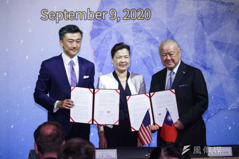  20200909-工商協進會理事長林伯豐（右）與台北市美國商會會長CW Chin（左）簽署共同聲明，中為經濟部長王美花。（蔡親傑攝）