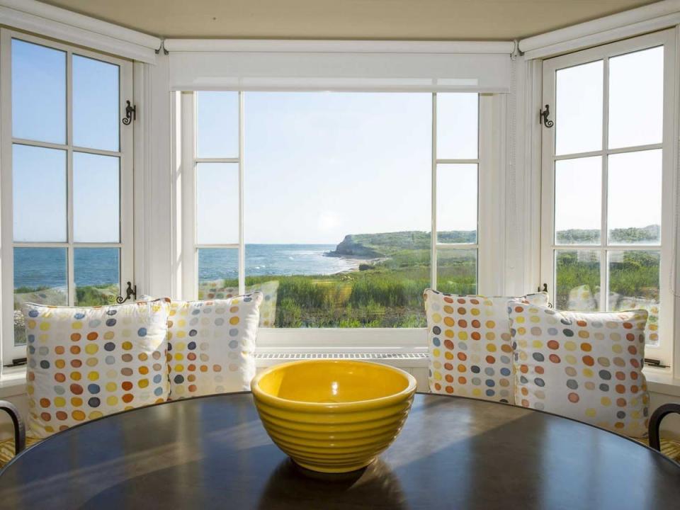 <p>Window seat. (Credit: <a href="http://bit.ly/1NSd4Bv" rel="nofollow noopener" target="_blank" data-ylk="slk:Douglas Elliman Real Estate listing;elm:context_link;itc:0;sec:content-canvas" class="link ">Douglas Elliman Real Estate listing</a>)</p>