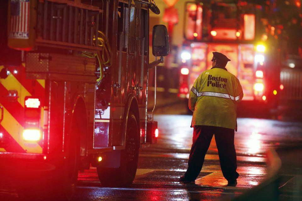 Un policía junto a la meta del maratón de Boston el martes 15 de abril del 2014. La policía detonó dos mochilas abandonadas en el lugar, en el primer aniversario de los atentados. (Foto AP/Michael Dwyer/ARCHIVO)