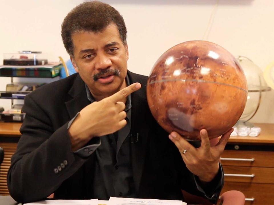 neil degrasse tyson points at mars