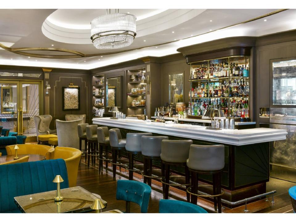 The Churchill Bar & Terrace is a cosmopolitan space with outdoor seating (Hyatt Regency London – The Churchill)