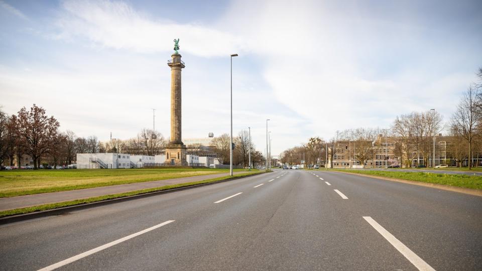 Von morgendlichem Berufsverkehr ist in der Lavesallee an der Waterloosäule in Hannover nichts mehr zu spüren.