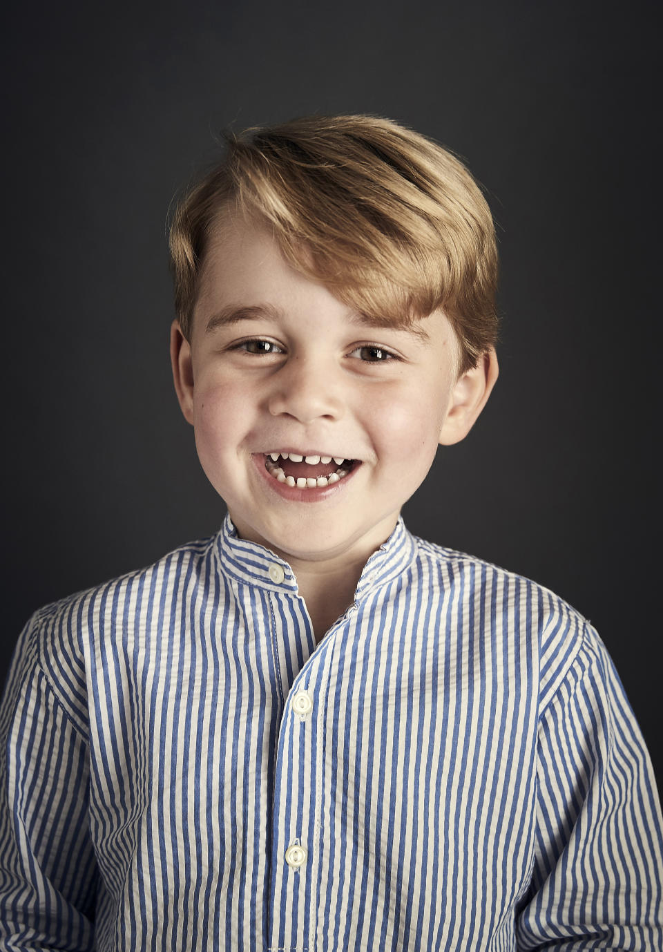 <p>Esta fue la imagen con la que los duques de Cambridge celebraron el cuarto cumpleaños de su hijo mayor el 22 de julio de 2017. El pequeño posaba con una divertida sonrisa. (Foto: Getty Images). </p>