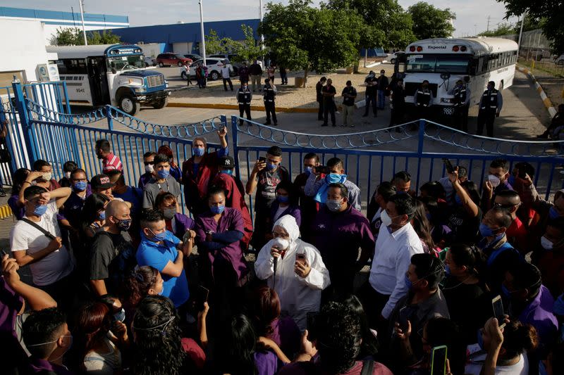 Foto de archivo. Susana Prieto, una abogada y activista por los derechos laborales, aconseja a trabajadores de una fábrica de Electrocomponentes de Mexico durante una protesta