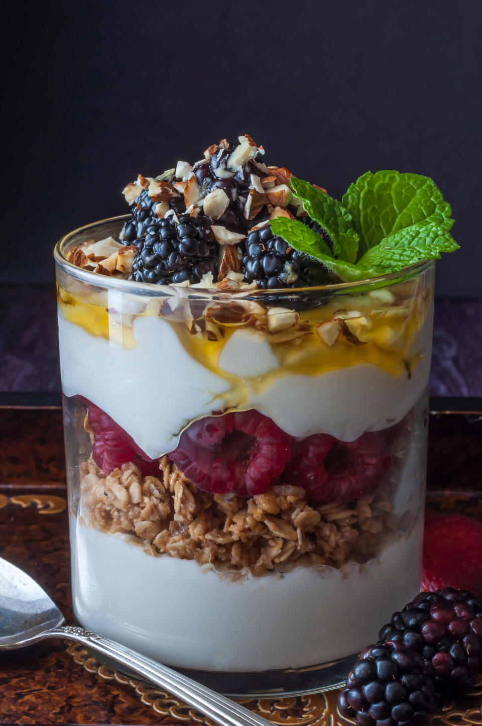 Un yogur griego con frutas, cereales y frutos secos es un tentempié de lujo (Foto:Getty)