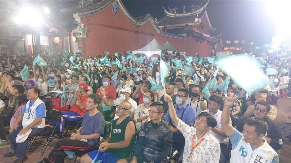 台灣民眾黨總統參選人柯文哲9日在台南市中西區武廟前演講，約2000名支持者擠爆廟前廣場。（程炳璋攝）