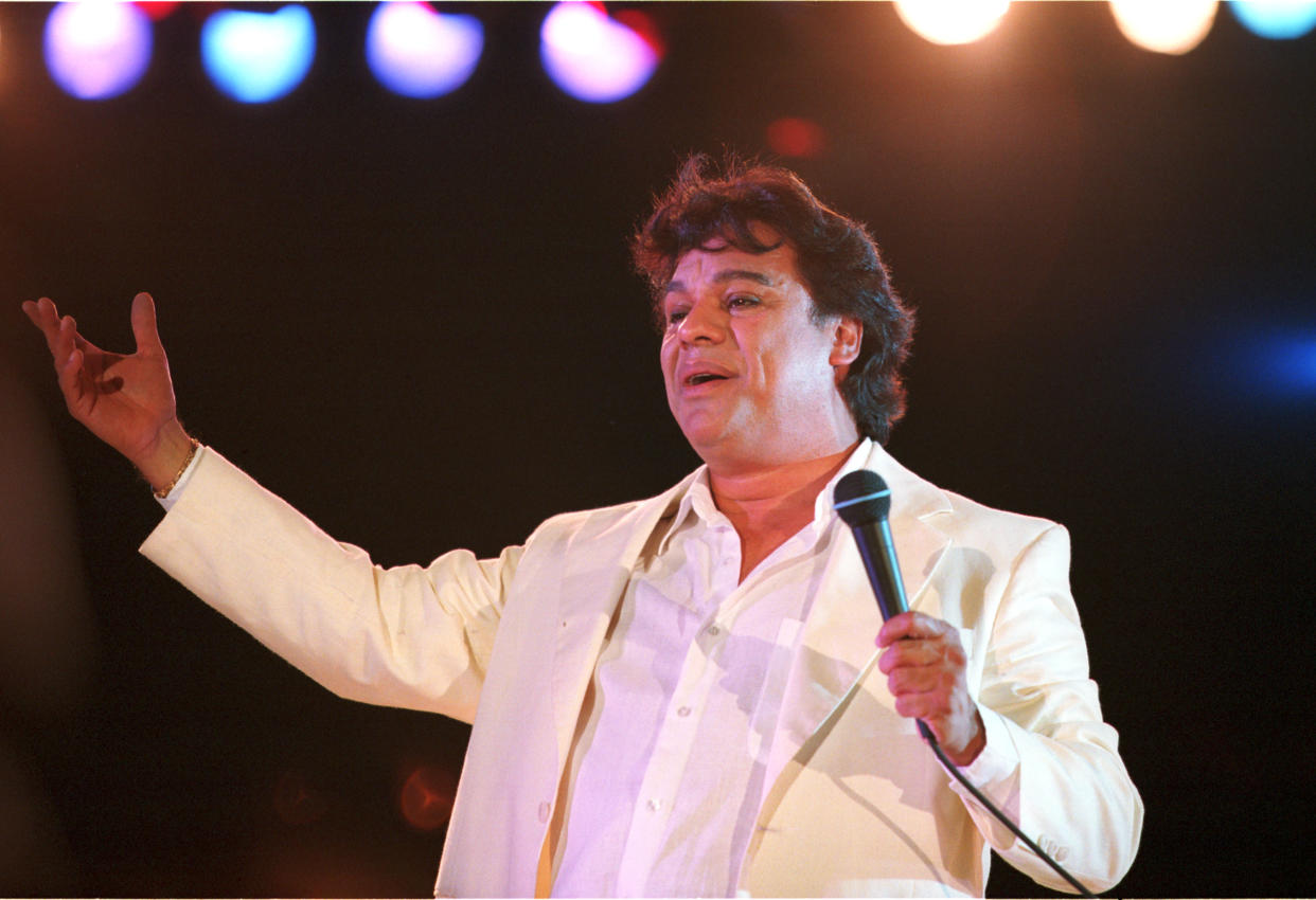 Juan Gabriel canta el 26 de Junio de 2000 durante concierto en Ciudad Juarez, Mexico. (Photo by Joe Raedle/Newsmakers)