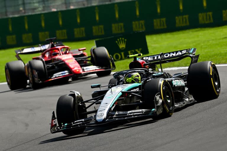 Lewis Hamilton y una largada excelente para superar a Sergio Checo Pérez (Red Bull Racing) y luego ensayar el sobrepaso en la recta de Kemmel sobre Charles Leclerc (Ferrari); el séptuple campeón dominó la pista hasta la sorpresiva estrategia de su compañero en Mercedes, George Russell