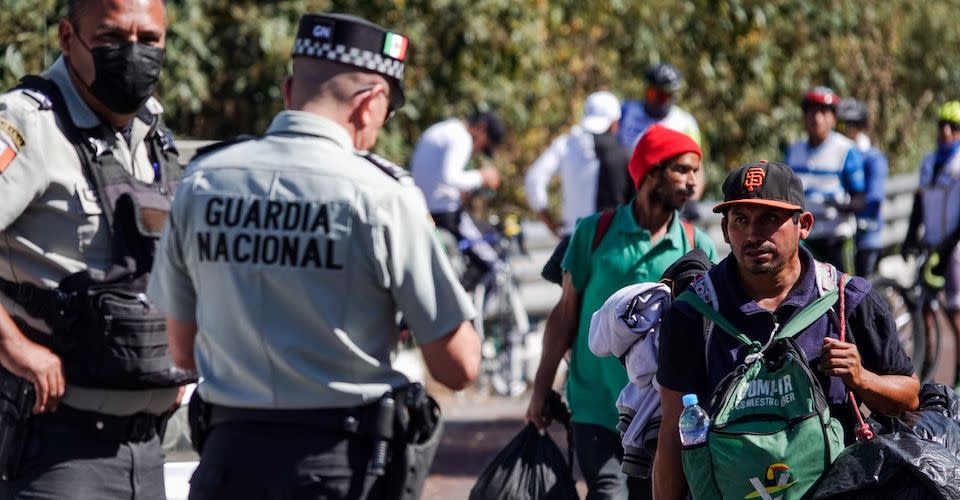 Elementos de la Guardia Nacional observan la llegada de integrantes de la Caravana Migrante al poblado de Río Frío de Juárez, Estado de México.