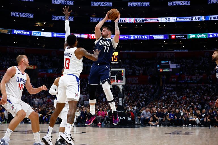 Luka Doncic fue determinante el miércoles para que Dallas Mavericks se pusiera 3-2 arriba de Los Angeles Clippers; este viernes puede definirse la serie del Oeste en los playoffs de NBA.