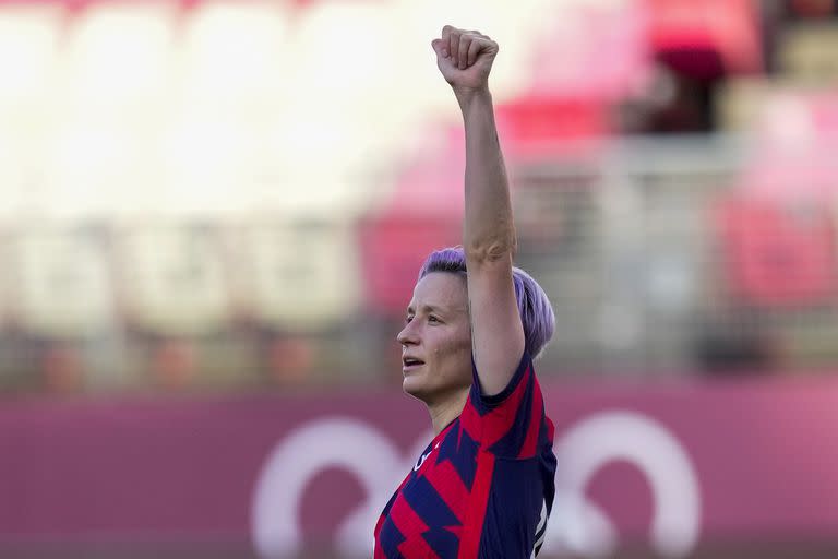 La futbolista estadounidense Megan Rapinoe celebra el segundo gol de su equipo contra Australia en el partido por el bronce olímpico, el 5 de agosto de 2021, en Kashima, Japón. (AP Foto/Andre Penner)