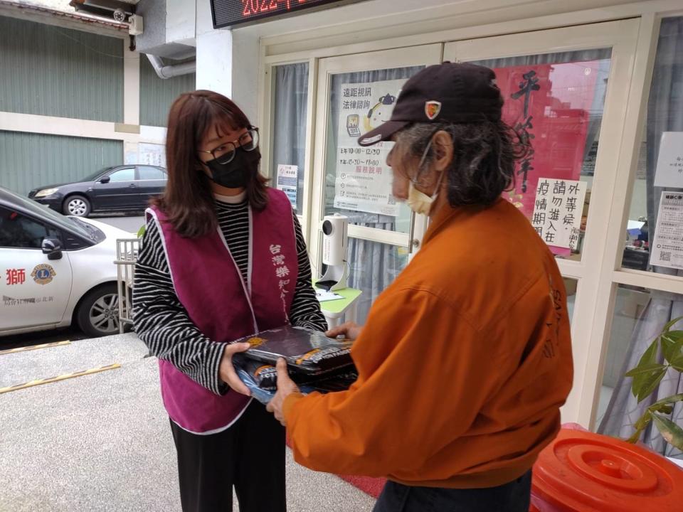 謝政達指出，5大高風險族群－年長者、三高患者、菸酒癮者、體重過重者及缺乏運動者請務必保持警覺，適時保護頭、頸、手和腳部溫暖。   圖：新北市政府提供