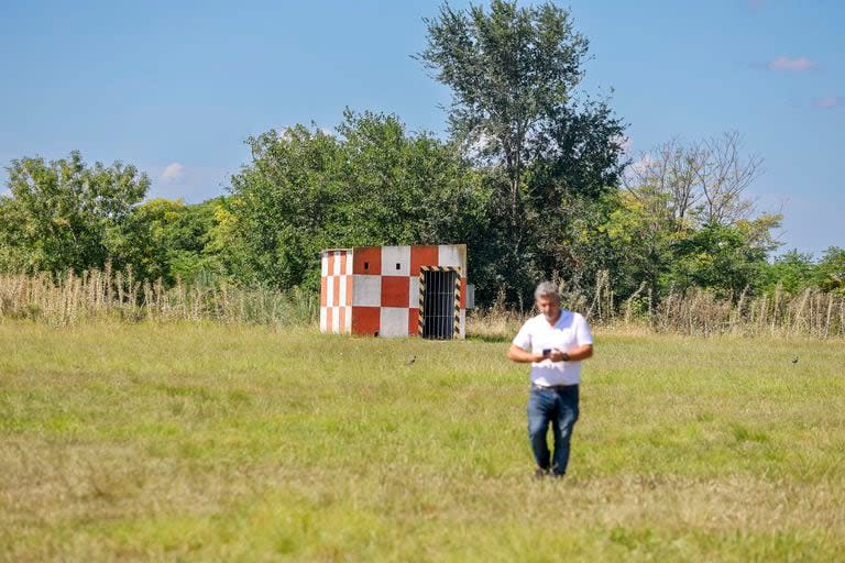 Gustavo Carrizo, uno de los concesionarios de un hangar en Zárate, muestra el estado de las instalaciones del aeroclub