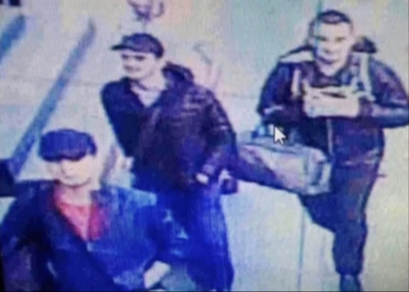 Deux Russes ont été identifiés comme les kamikazes soupçonnés de faire partie de l'Etat islamique qui ont tué 44 personnes dans un attentat suicide mardi soir à l'aéroport d'Istanbul et dont le cerveau serait un Tchétchène, rapporte la presse turque vendredi. /Capture d'écran de vidéosurveillance/ REUTERS/ Haberturk Newspaper
