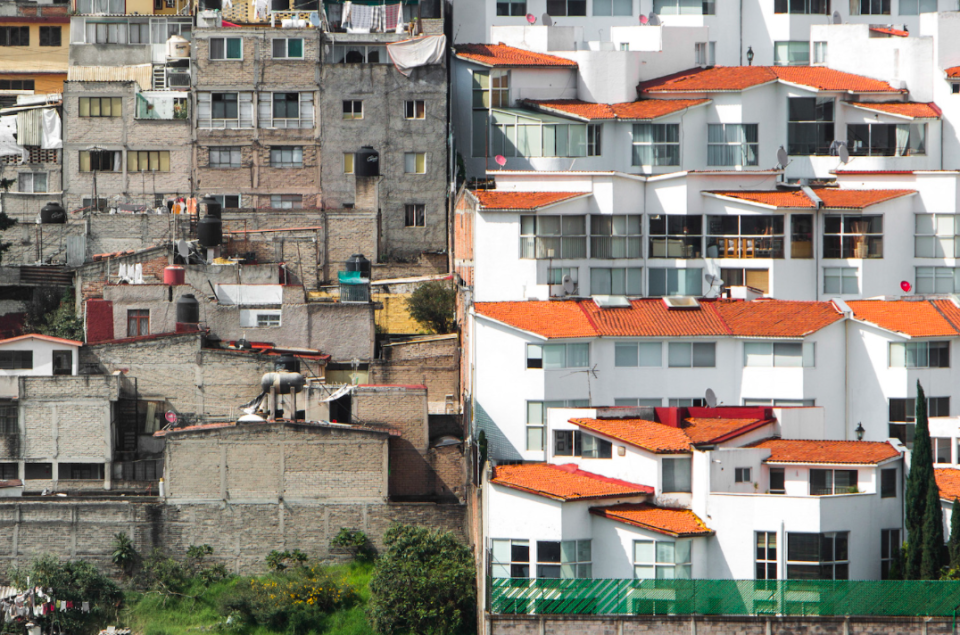 <p>Neighbours in this area of Santa Fe in Mexico City live very different lives (MediaDrumWorld/Johnny Miller) </p>